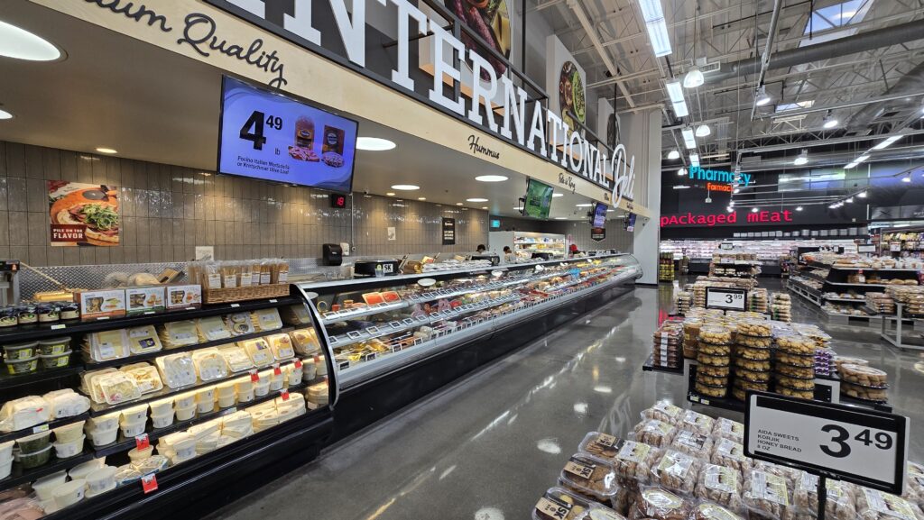 international supermarket in Victory Blvd
